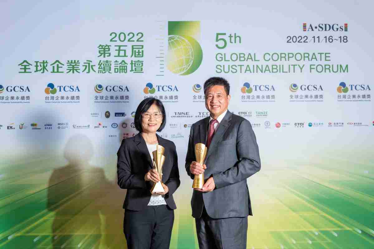 糖果派对作为净零碳排先锋，，，期引领价值链伙伴同行共好，，卫冕制造业组“十大典范企业” 二连冠殊荣(左：糖果派对光电永续长古秀华，，，右：糖果派对光电董事长暨执行长彭双浪)