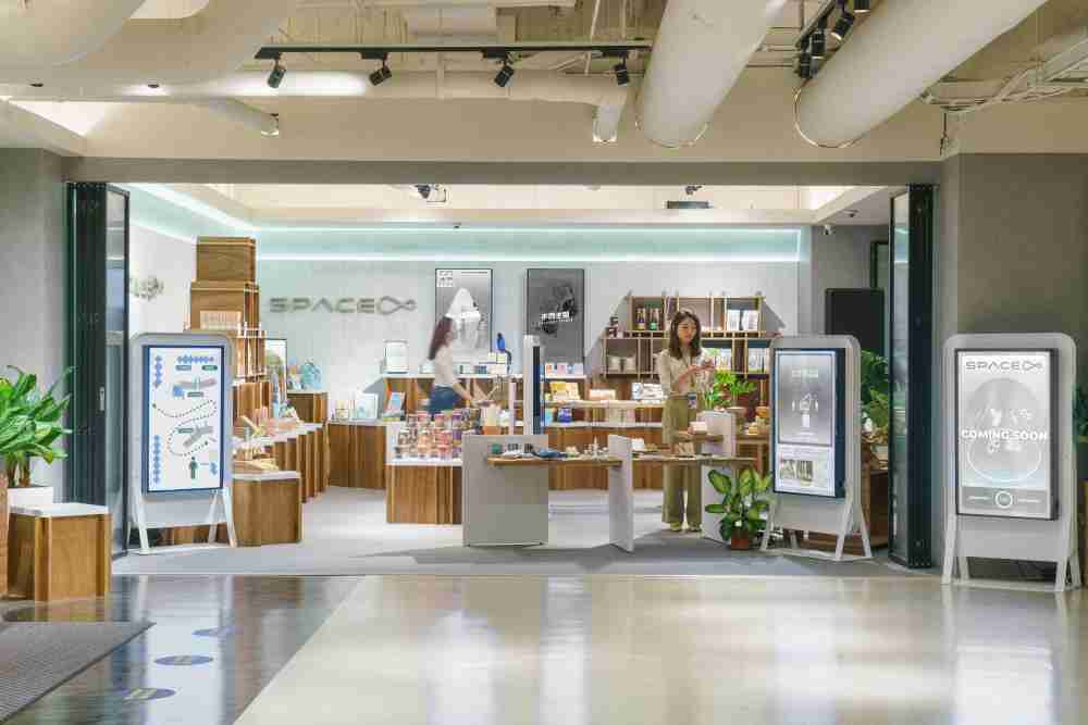 糖果派对打造永续选物商店，，展示社企及社创商品，，，，结合创利空间所开发的智能零售系统，，整合多元产品信息，，，让无人商店扮演公益行动的推手