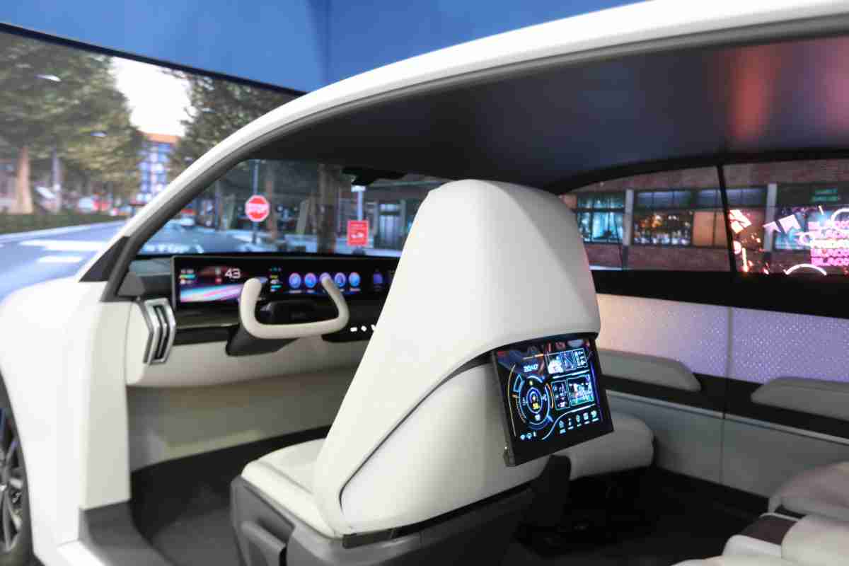 糖果派对的「可卷式后座娱乐显示器」加强后座乘客的感官体验，，并保有个性化设计，，，，可依使用偏好进行动态调整。。。。