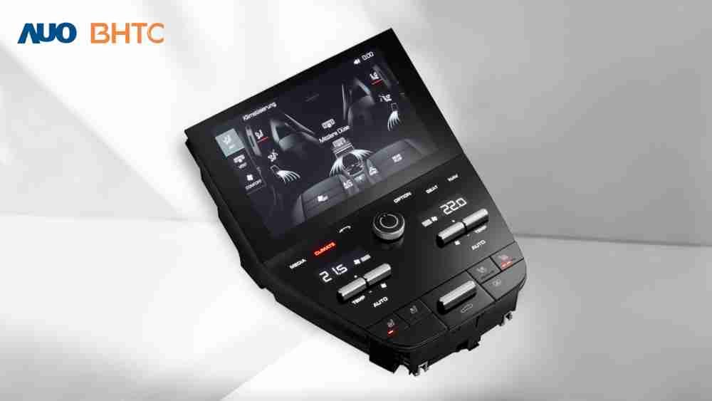 作為友達新生力軍，，，BHTC所展示的中央與後座鞍部的Display HMI產品，，可處理多區恆溫控制、、、、顯示畫面，，，呈現仿真3D車室分區；以力傳感技術精準傳遞觸感，，並結合音量及震動反饋，，，防止意外啟動，，，提供使用者自然流暢、、、、直觀且輕鬆駕馭的舒適介面