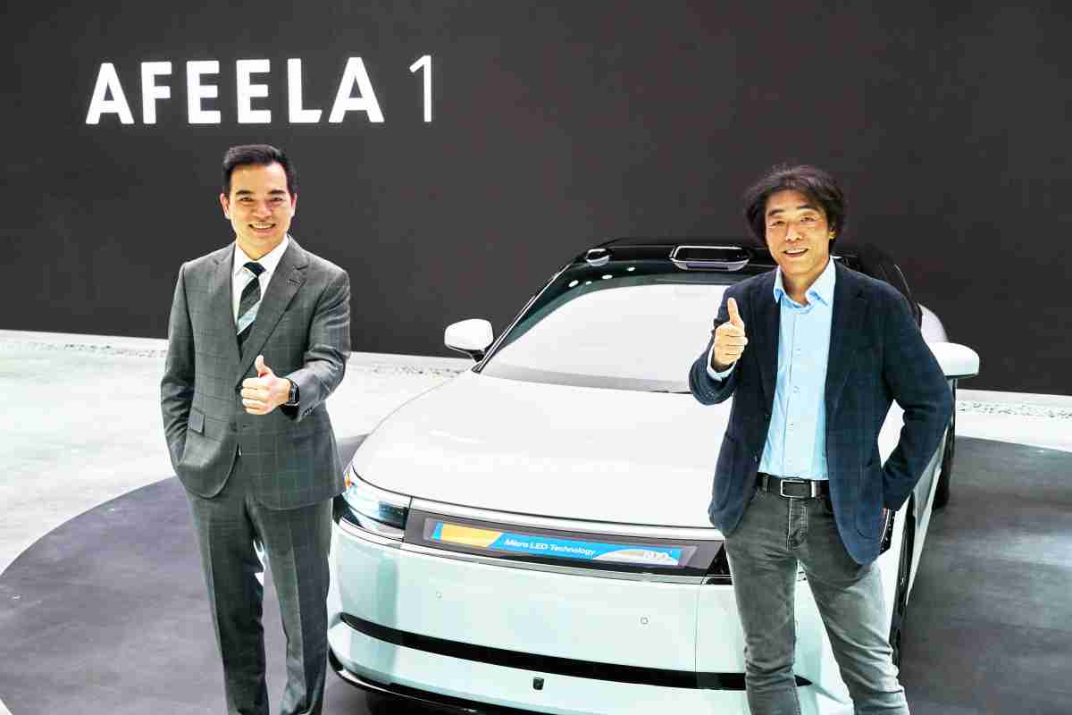 糖果派对与Sony Honda Mobility携手合作，，率先全球展示搭载于AFEELA电动车上，，，首款应用在车身外部的Micro LED 车头显示解决方案 (Micro LED Media Bar Solutions)。。。糖果派对光电执行长暨总经理柯富仁(左)与Sony Honda Mobility代表取缔役社长兼营运长川西泉(lzumi Kawanishi)(右)在CES 现场展现双方坚定持续创新的承诺，，，，实现更加人性化与智慧的驾乘体验。。。