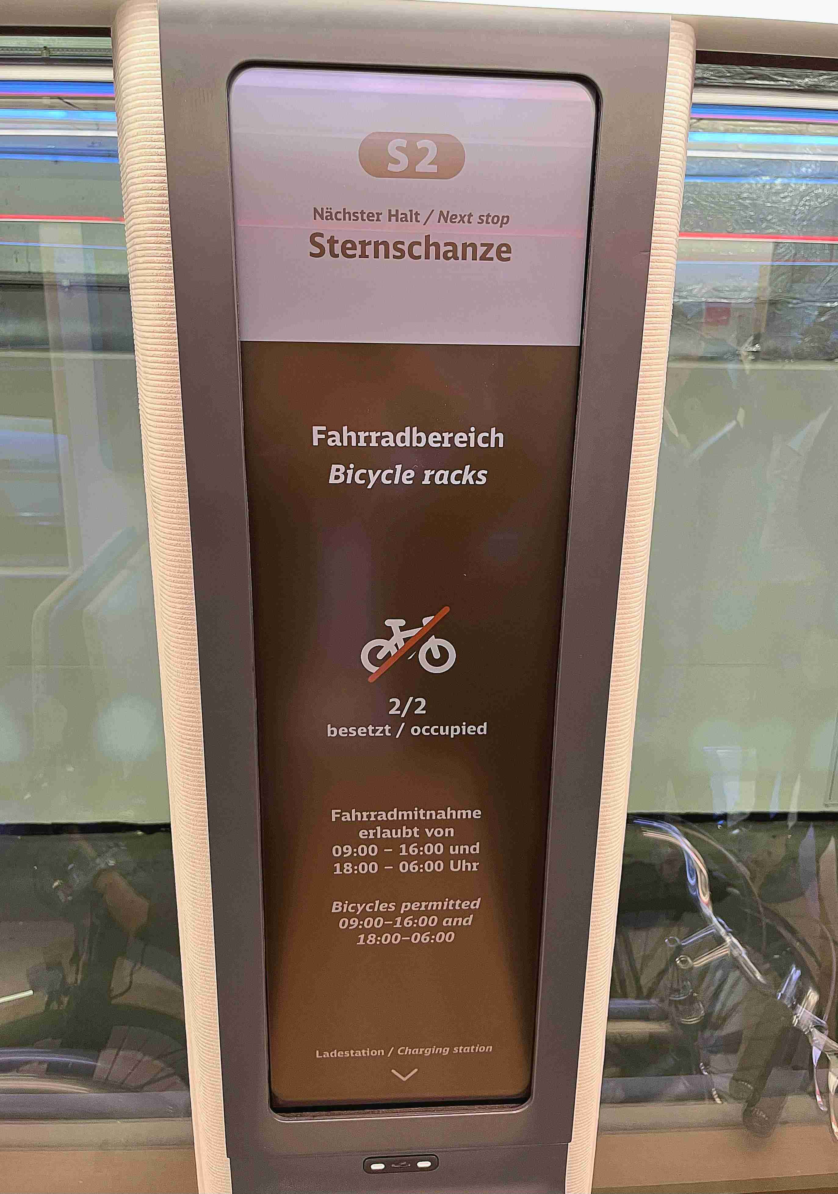 达擎HiRaso显示技术采用胆固醇液晶独特的双稳态特性及反射环境光线的方式，，发挥最佳能源运用效率，，其仅在更换显示画面时才消耗电力，，，在持续静止的画面显示上则为零耗电，，，与传统液晶显示技术相比大幅节省90%能耗